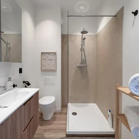 Modern 2-bedroom For 4 Guests, In A Prime Location Close To The Train Station And The Historic Center Of Appartement Gent