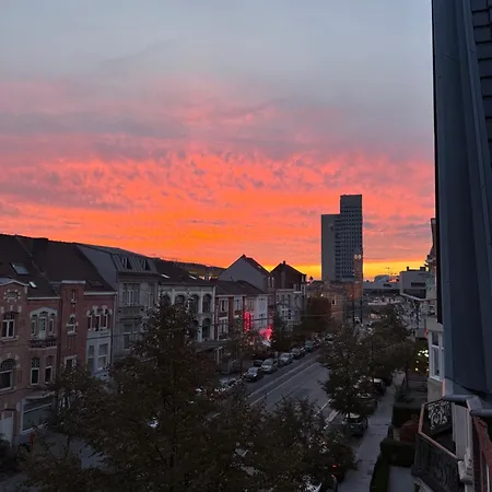 Modern 2-bedroom For 4 Guests, In A Prime Location Close To The Train Station And The Historic Center Of *