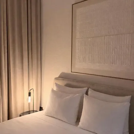 Modern 2-bedroom For 4 Guests, In A Prime Location Close To The Train Station And The Historic Center Of