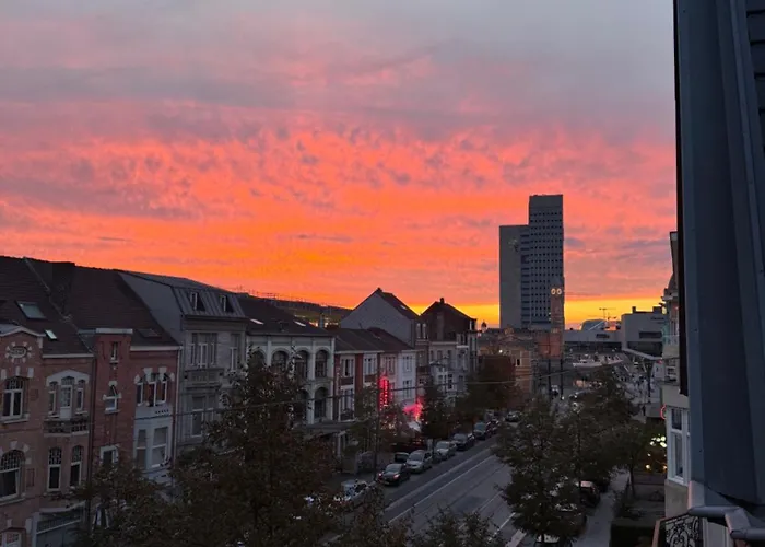 Modern 2-bedroom For 4 Guests, In A Prime Location Close To The Train Station And The Historic Center Of *