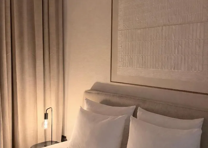 Modern 2-bedroom For 4 Guests, In A Prime Location Close To The Train Station And The Historic Center Of