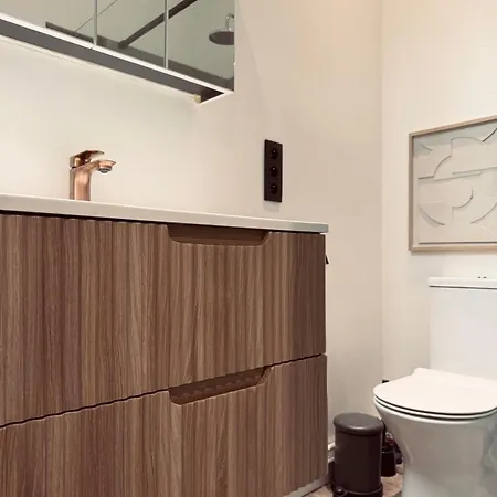 Modern 2-bedroom For 4 Guests, In A Prime Location Close To The Train Station And The Historic Center Of アパート ヘント