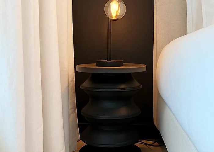 Modern 2-bedroom For 4 Guests, In A Prime Location Close To The Train Station And The Historic Center Of アパート *