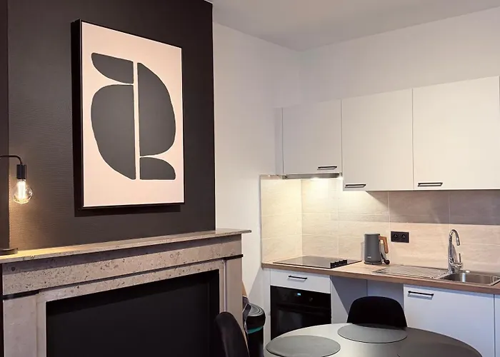 Modern 2-bedroom For 4 Guests, In A Prime Location Close To The Train Station And The Historic Center Of